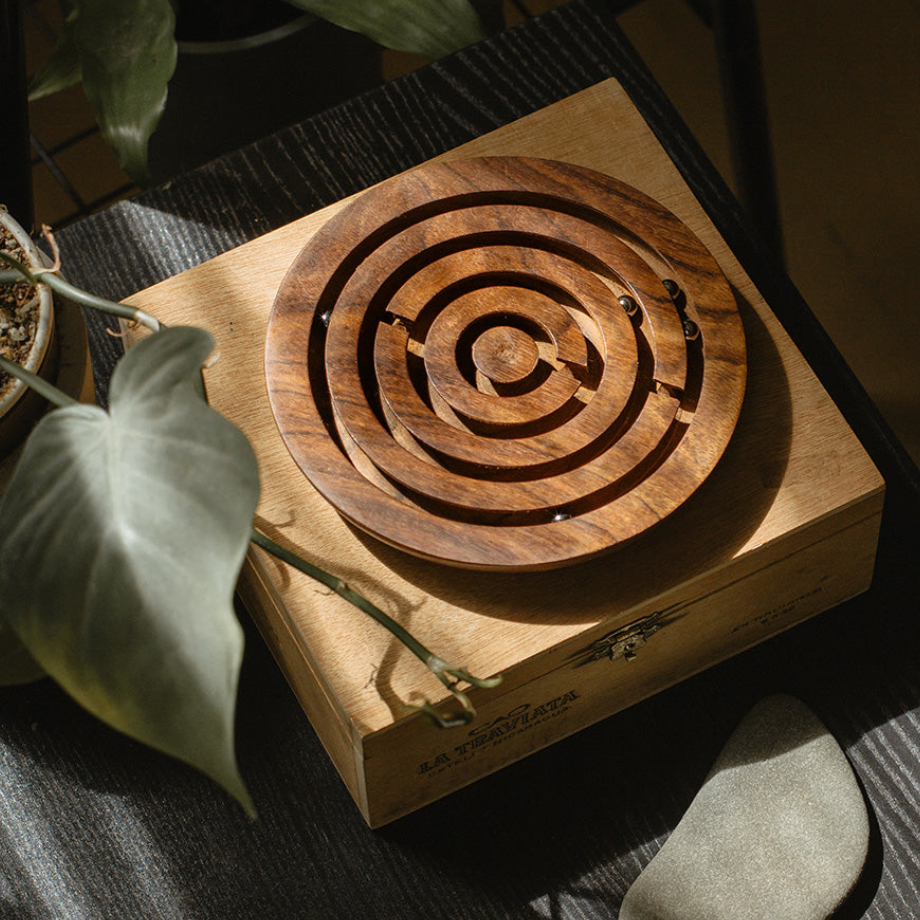 Classic Labyrinth Game – The Golden Cleat